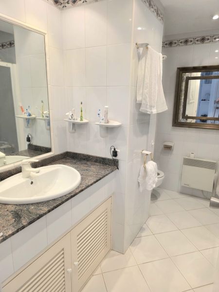 Piso amueblado con vistas al mar disponible de inmediato.