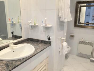 Piso amueblado con vistas al mar disponible de inmediato.