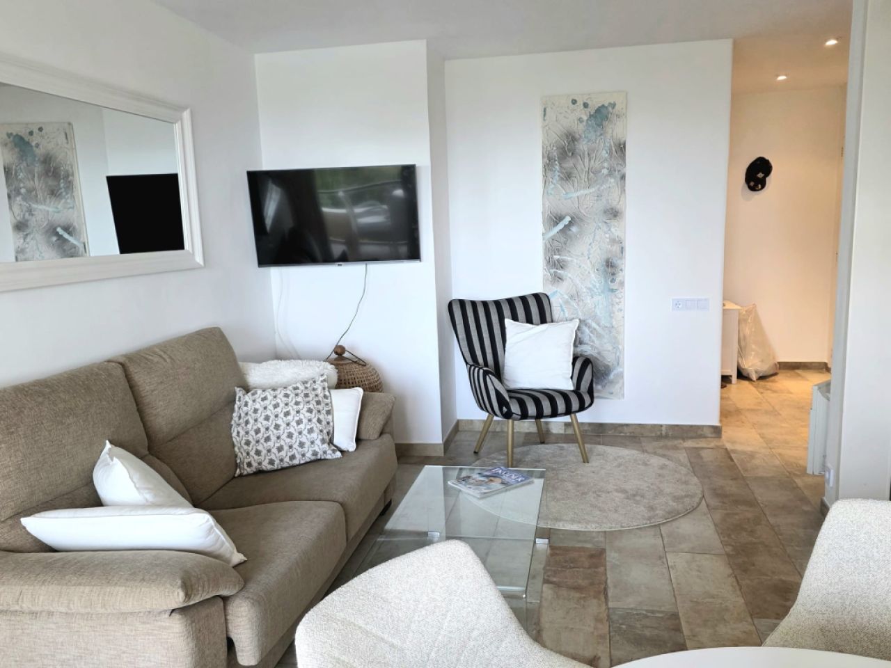 Piso amueblado con vistas al mar disponible de inmediato.