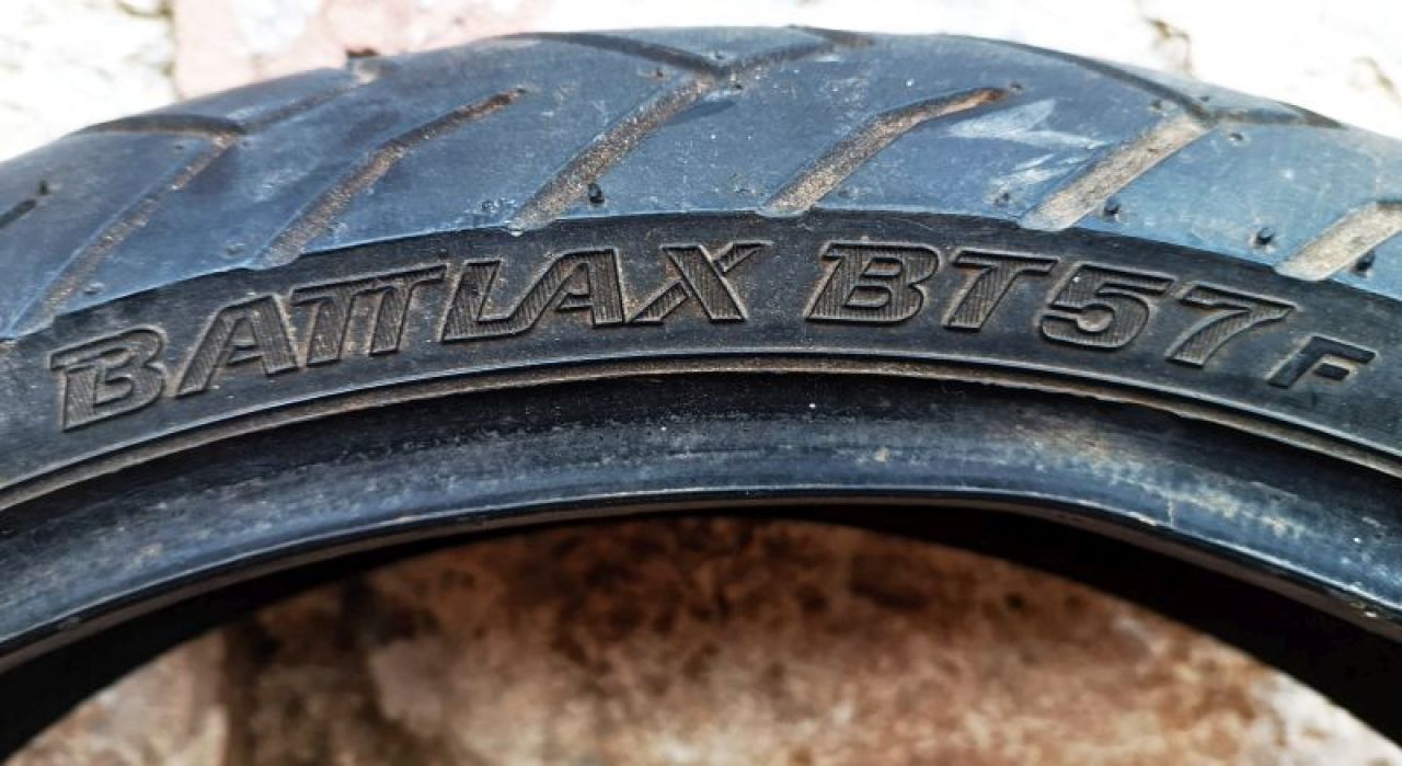 Motorradreifen 120 / 60 ZR17 55 W Motorrad Reifen BRIDGESTONE BATTLAX BT 57