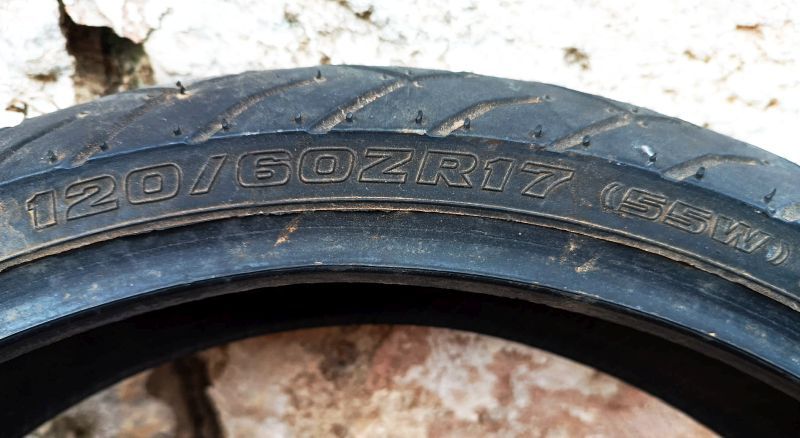 Motorradreifen 120 / 60 ZR17 55 W Motorrad Reifen BRIDGESTONE BATTLAX BT 57