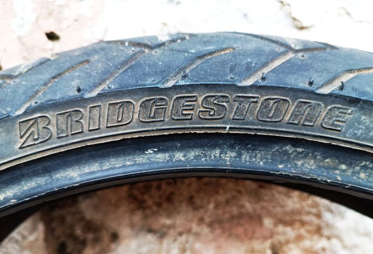 Motorradreifen 120 / 60 ZR17 55 W Motorrad Reifen BRIDGESTONE BATTLAX BT 57