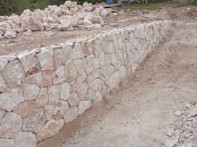 Natural stone wall