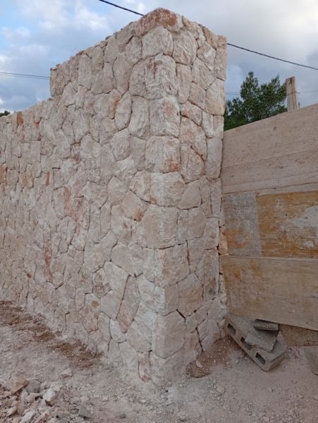 Natural stone wall