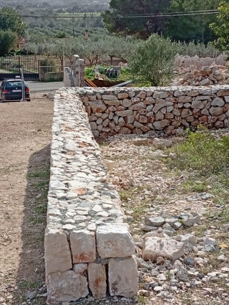 Natural stone wall