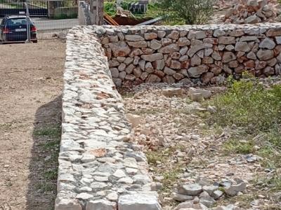 Natural stone wall