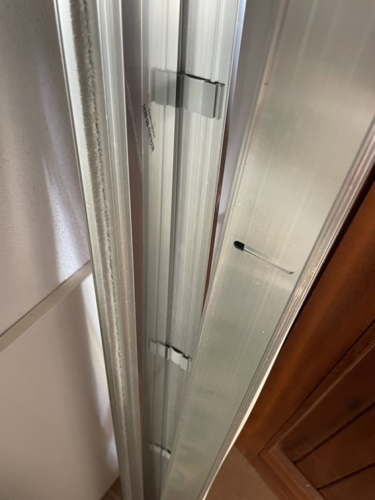 Nueva cabina de ducha, puerta batiente de cristal