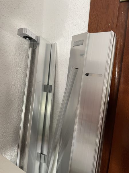 Nueva cabina de ducha, puerta batiente de cristal