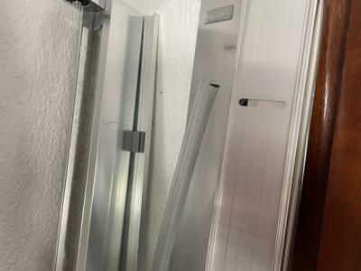 Nueva cabina de ducha, puerta batiente de cristal