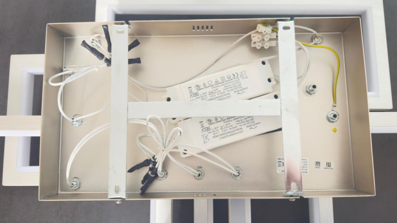 Lámpara de techo LED moderna, casi nueva