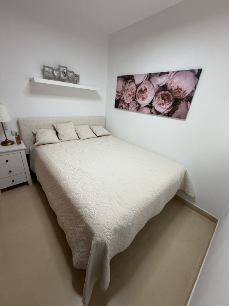 Cama de alta calidad casi nueva 1,40 m x 1,90 m, se vende completa