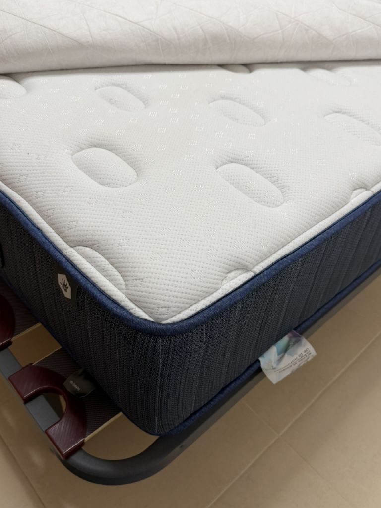 Cama de alta calidad casi nueva 1,40 m x 1,90 m, se vende completa