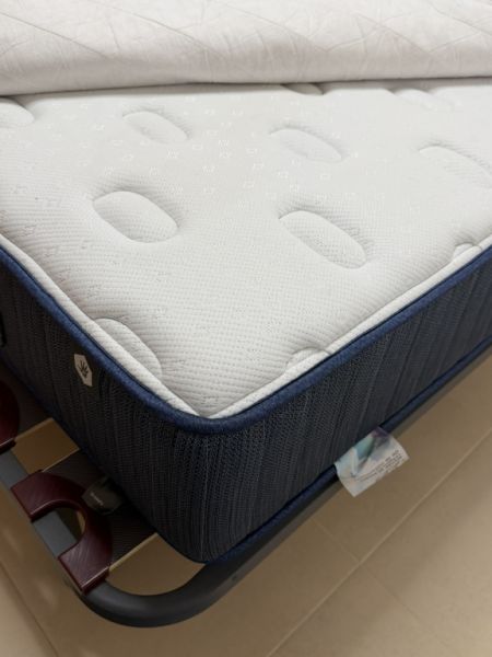 Cama de alta calidad casi nueva 1,40 m x 1,90 m, se vende completa