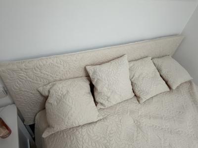 Cama de alta calidad casi nueva 1,40 m x 1,90 m, se vende completa