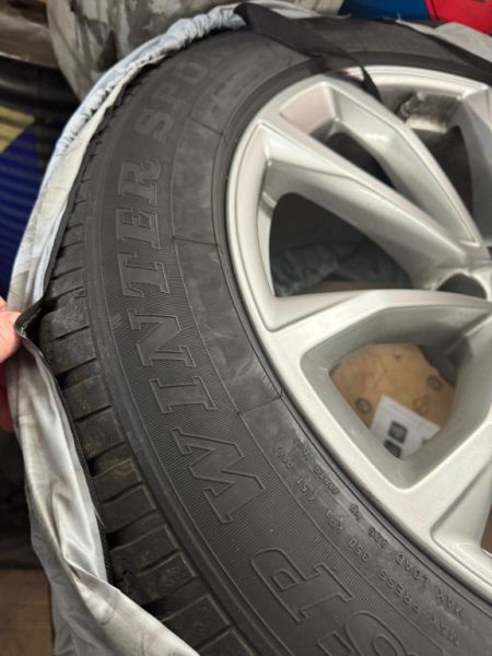 Juego de ruedas completas de invierno originales Porsche Macan III