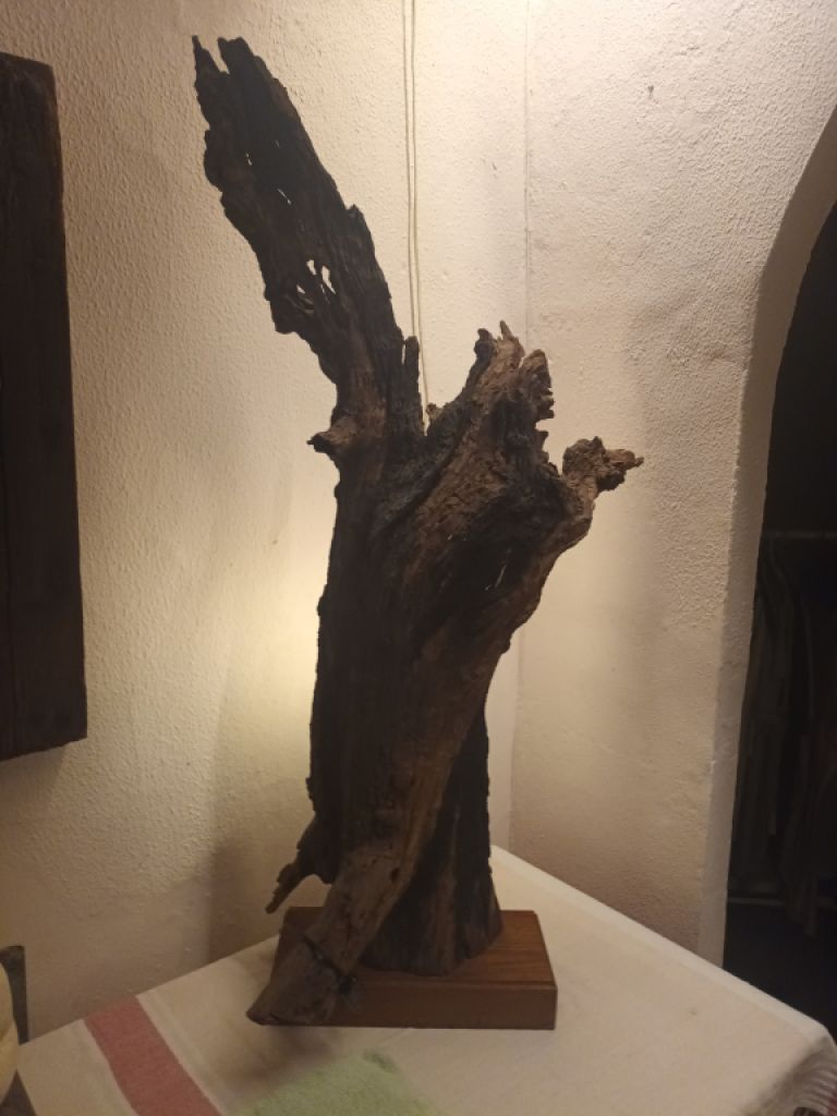 Lámpara de madera de pie original y única en su tipo