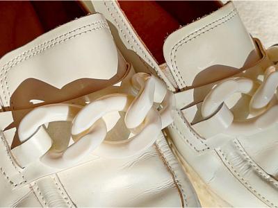 Paul Green Slipper aus Leder mit einer klobigen Kette, Gr. 38, sehr guter Zustand