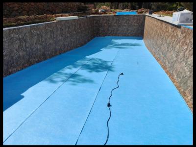 Rehabilitación de piscinas: nuevos azulejos, liner de piscina o recubrimiento