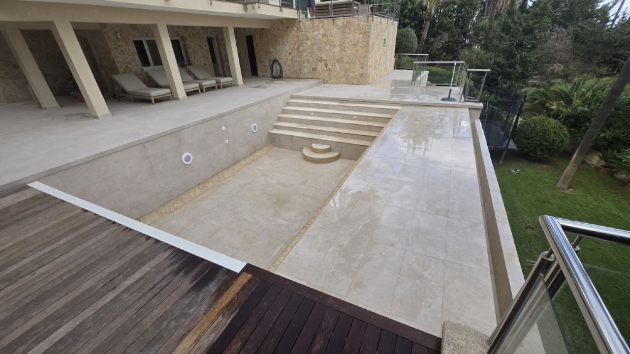 Rehabilitación de piscinas: nuevos azulejos, liner de piscina o recubrimiento