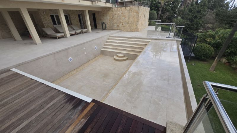Rehabilitación de piscinas: nuevos azulejos, liner de piscina o recubrimiento