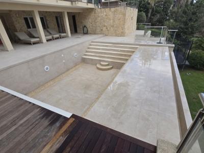 Rehabilitación de piscinas: nuevos azulejos, liner de piscina o recubrimiento