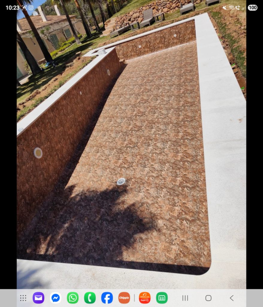 Rehabilitación de piscinas: nuevos azulejos, liner de piscina o recubrimiento