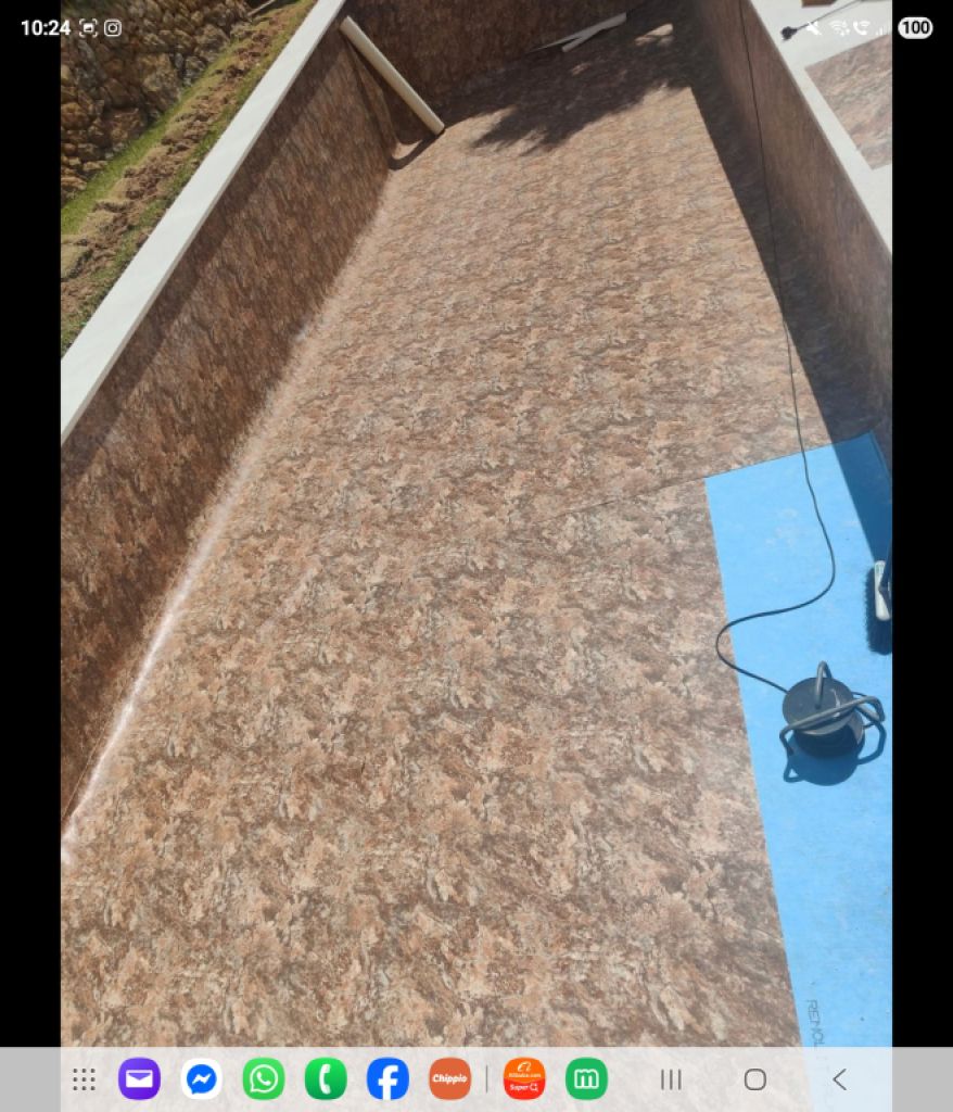 Rehabilitación de piscinas: nuevos azulejos, liner de piscina o recubrimiento