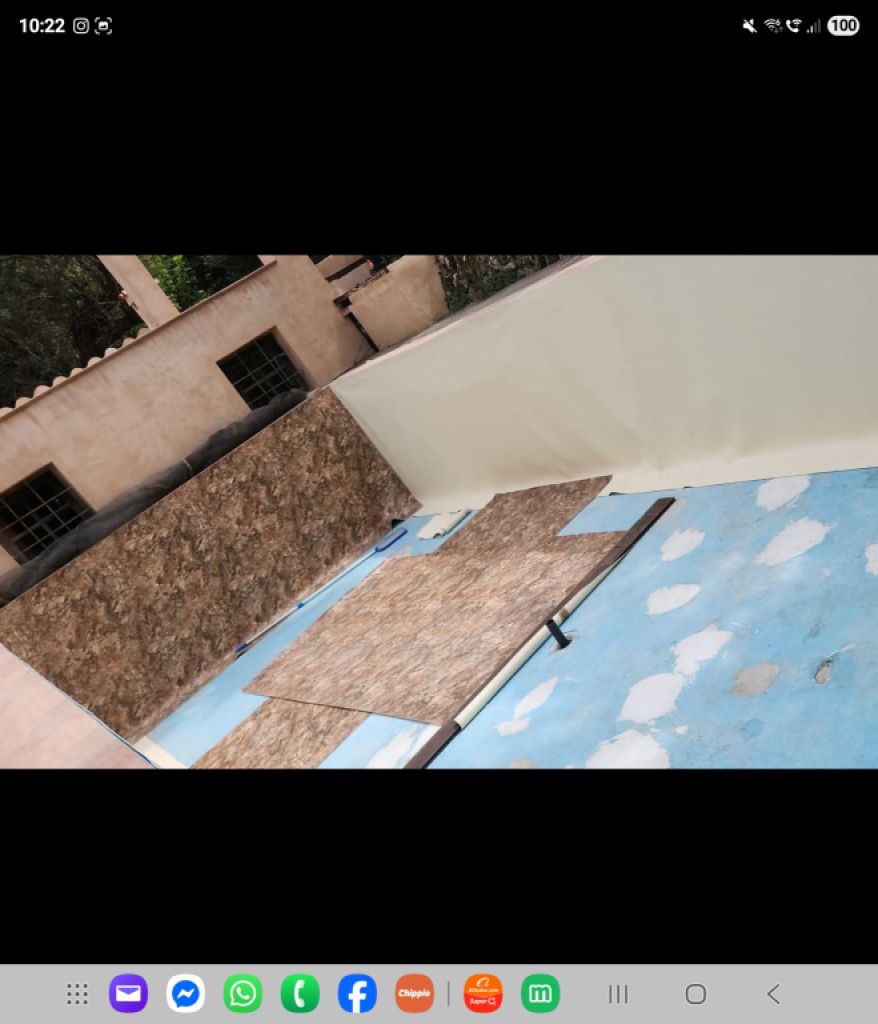 Rehabilitación de piscinas: nuevos azulejos, liner de piscina o recubrimiento