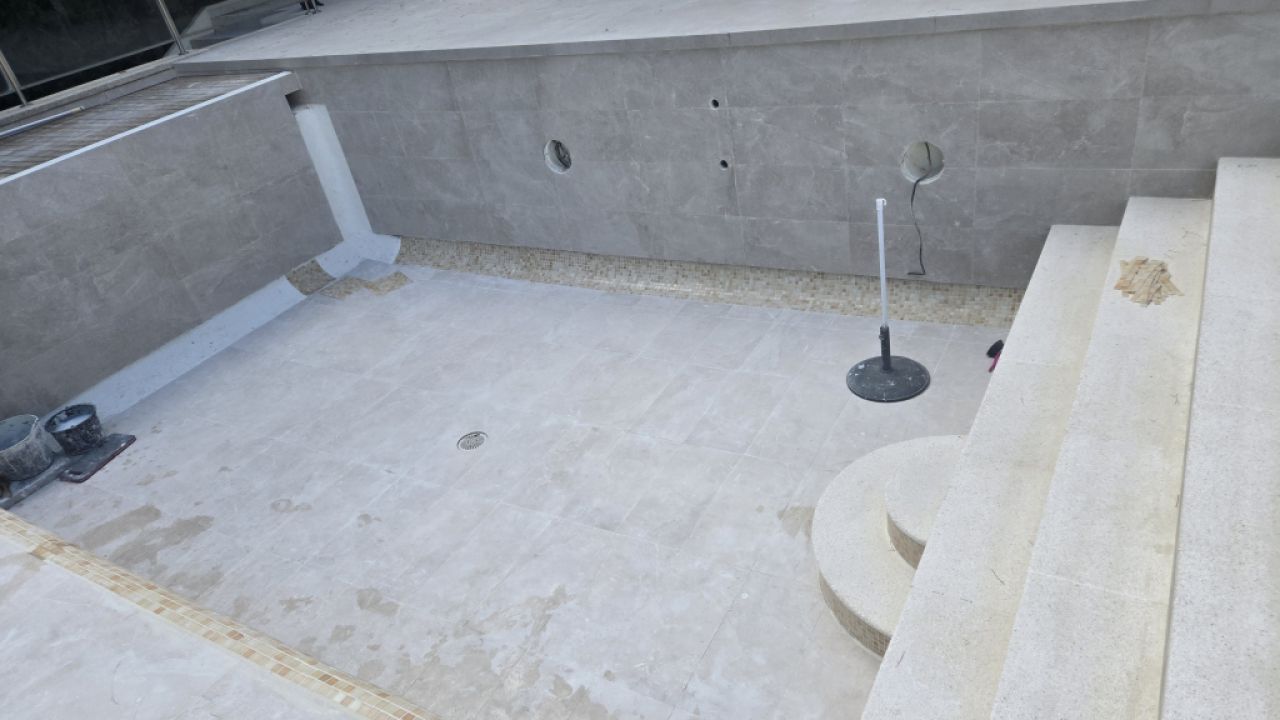 Rehabilitación de piscinas: nuevos azulejos, liner de piscina o recubrimiento