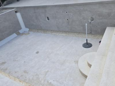 Rehabilitación de piscinas: nuevos azulejos, liner de piscina o recubrimiento