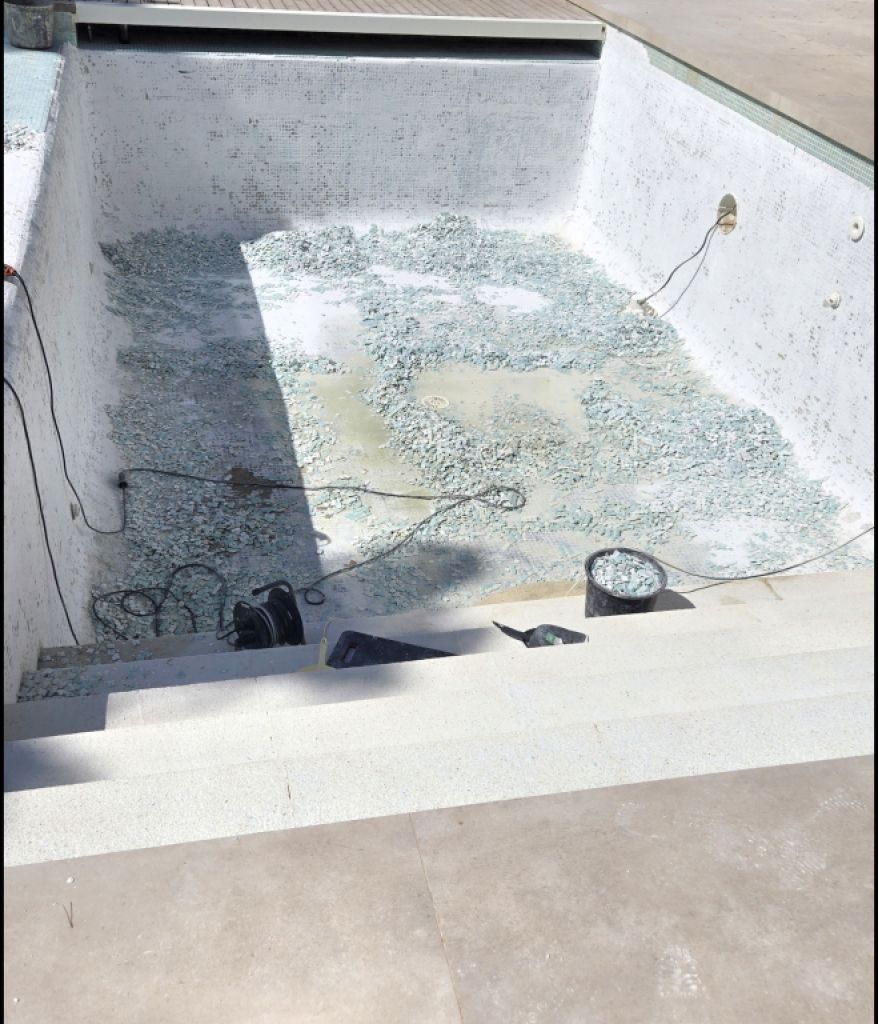 Rehabilitación de piscinas: nuevos azulejos, liner de piscina o recubrimiento