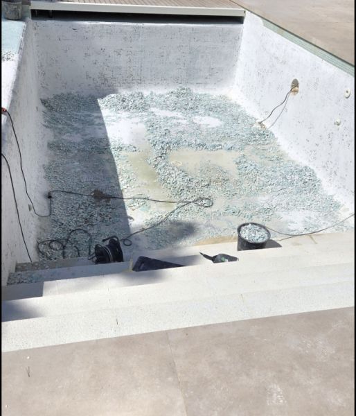 Rehabilitación de piscinas: nuevos azulejos, liner de piscina o recubrimiento