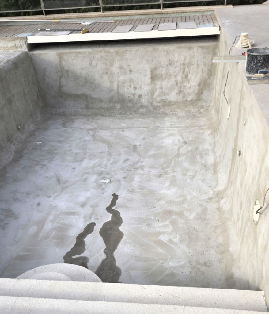 Rehabilitación de piscinas: nuevos azulejos, liner de piscina o recubrimiento