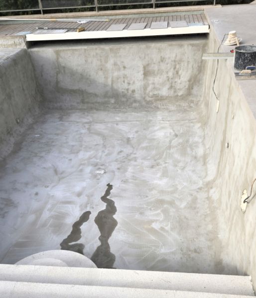 Rehabilitación de piscinas: nuevos azulejos, liner de piscina o recubrimiento