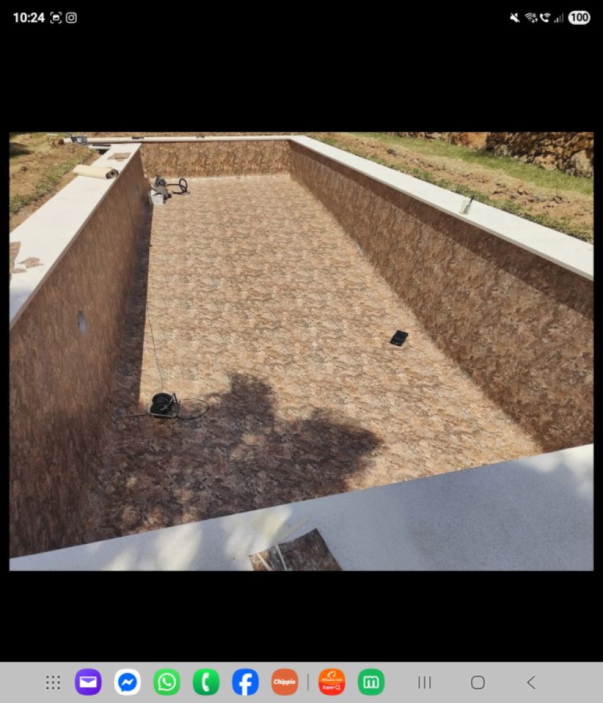 Rehabilitación de piscinas: nuevos azulejos, liner de piscina o recubrimiento