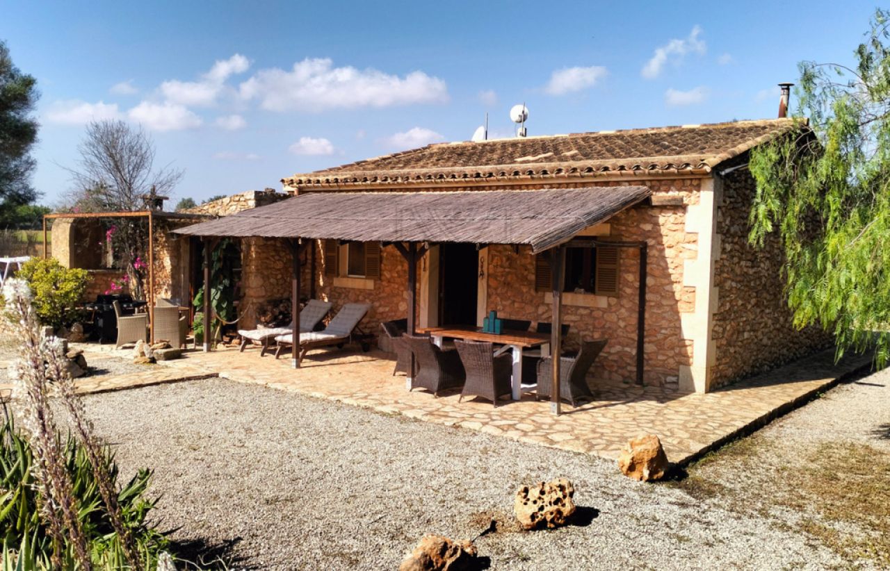 PORRERES: Encantadora propiedad rural con licencia de alquiler vacacional (ETV), pozo y viñas