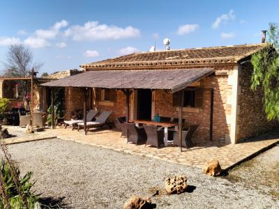 PORRERES: Encantadora propiedad rural con licencia de alquiler vacacional (ETV), pozo y viñas