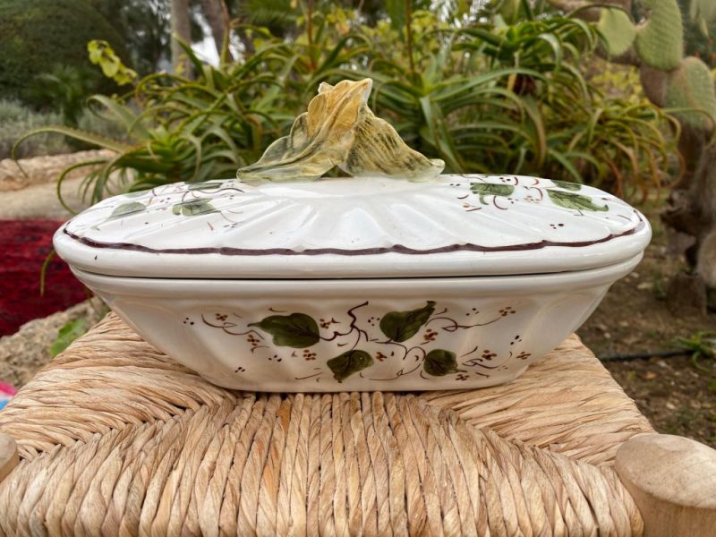Porcelain oval bowl with lid