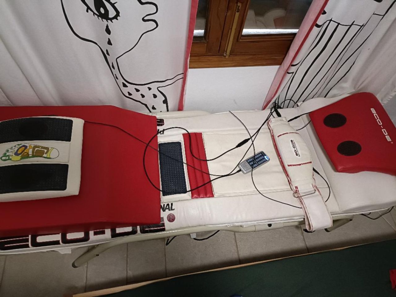 Professionelle Massageliege, platzsparend