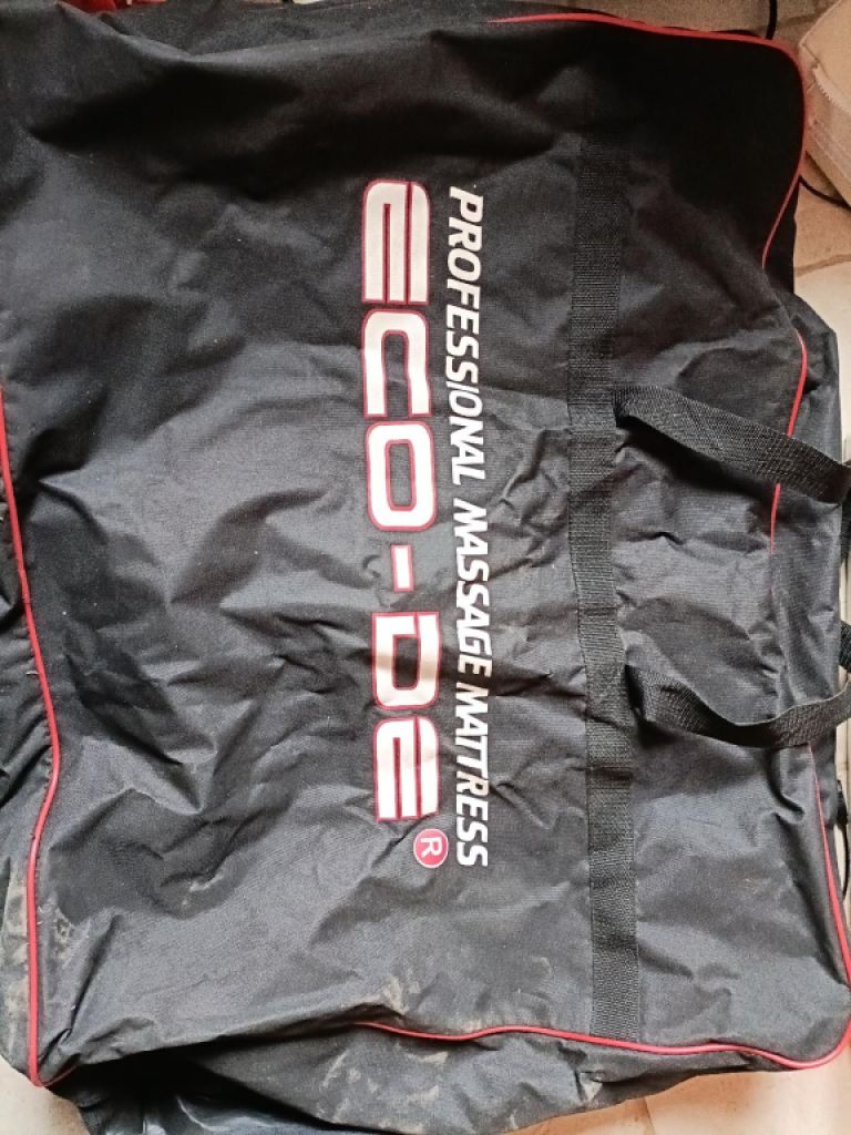 Professionelle Massageliege, platzsparend