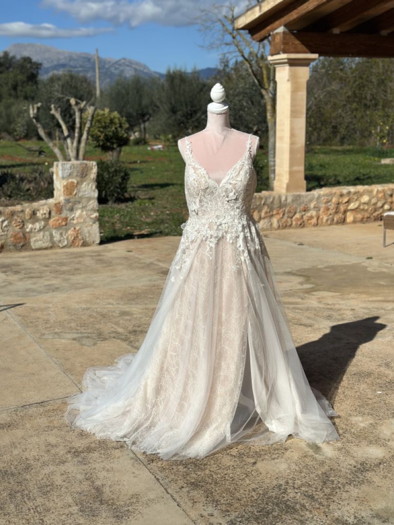 Vestido de novia Pronovias con abertura y cola