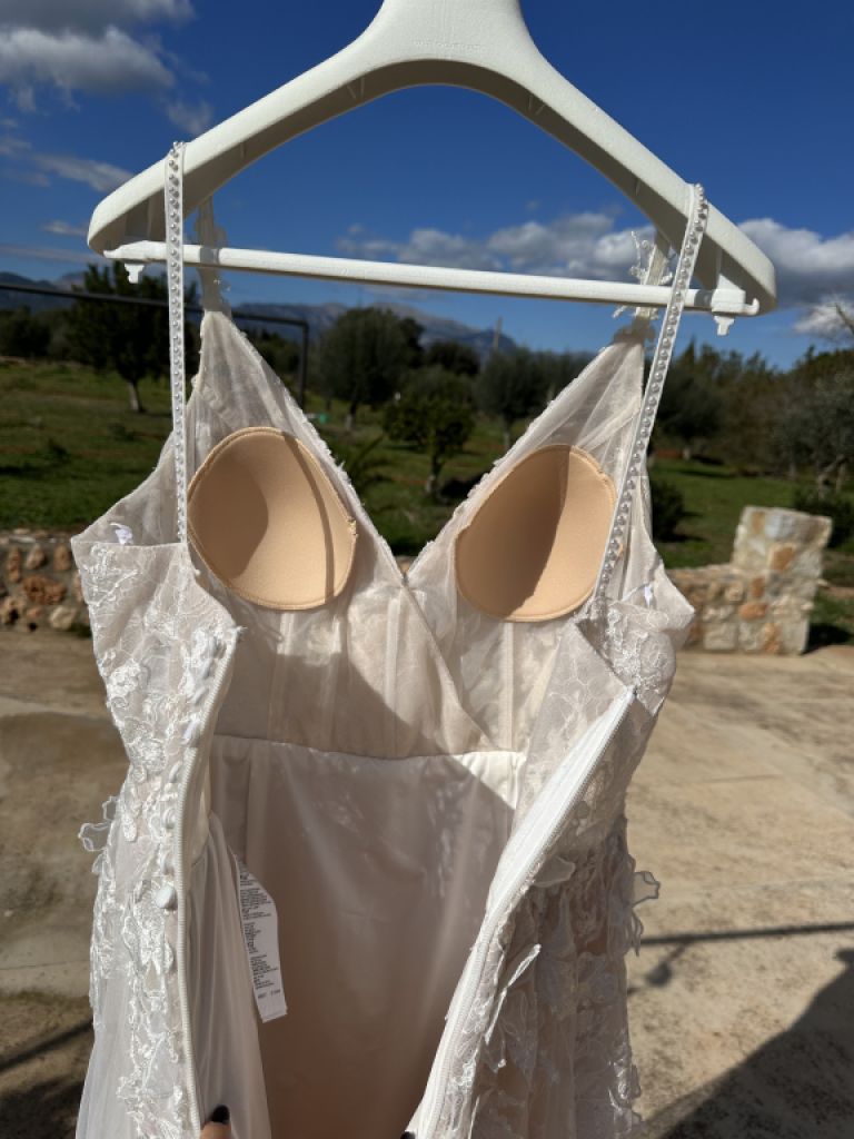 Pronovias Brautkleid mit Schlitz und Schleppe