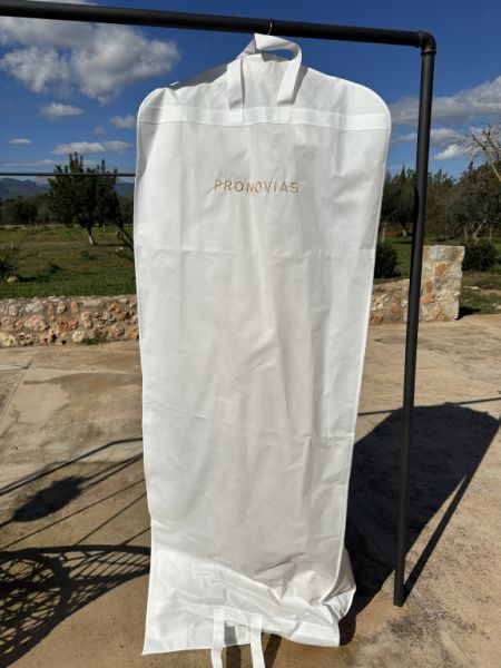 Pronovias Brautkleid mit Schlitz und Schleppe