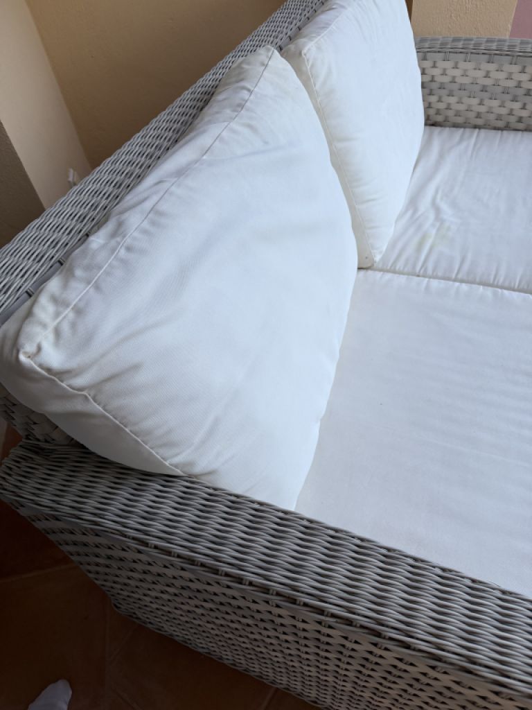 Sofá de ratán para exterior — sofá en buen estado, 2 plazas