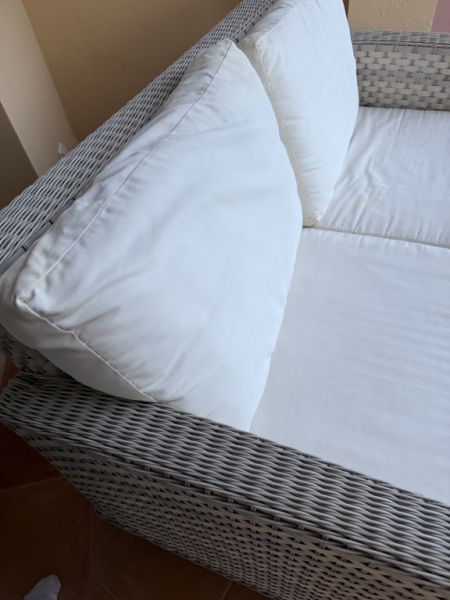 Sofá de ratán para exterior — sofá en buen estado, 2 plazas