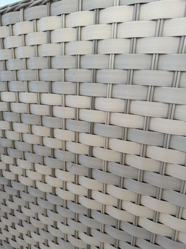 Sofá de ratán para exterior — sofá en buen estado, 2 plazas