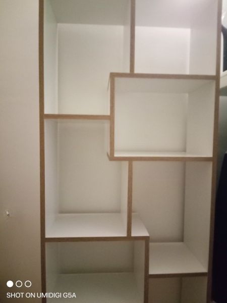 Separador de ambientes / estantería sin respaldo