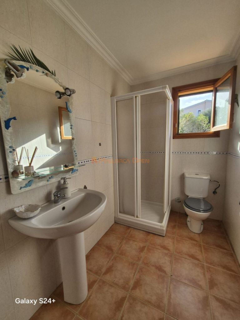 Reihenhaus-Chalet im Wohngebiet von Cala Mandia