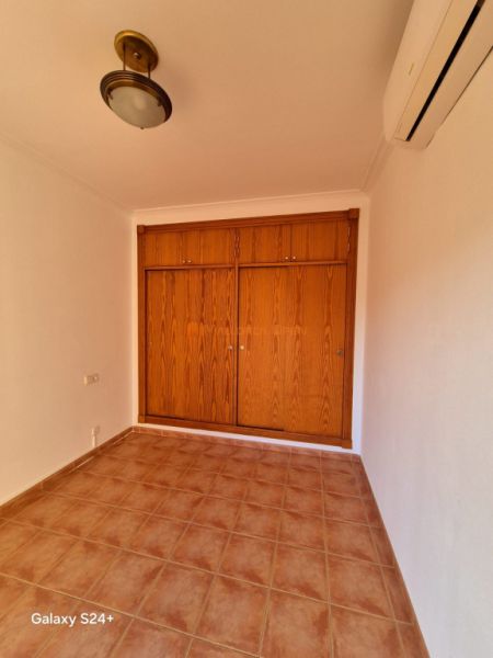 Reihenhaus-Chalet im Wohngebiet von Cala Mandia