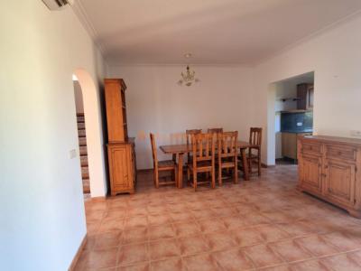 Reihenhaus-Chalet im Wohngebiet von Cala Mandia